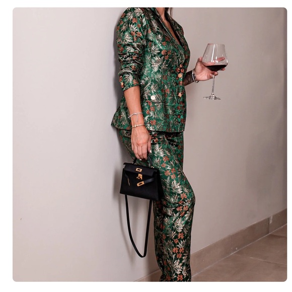 Byegreis Suit - Picture 2 of 2